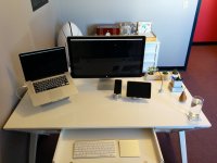 biurko i komputer